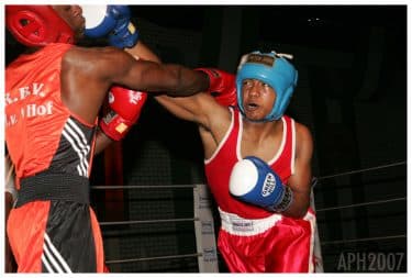 Twee boksers tijdens een wedstrijd in de ring