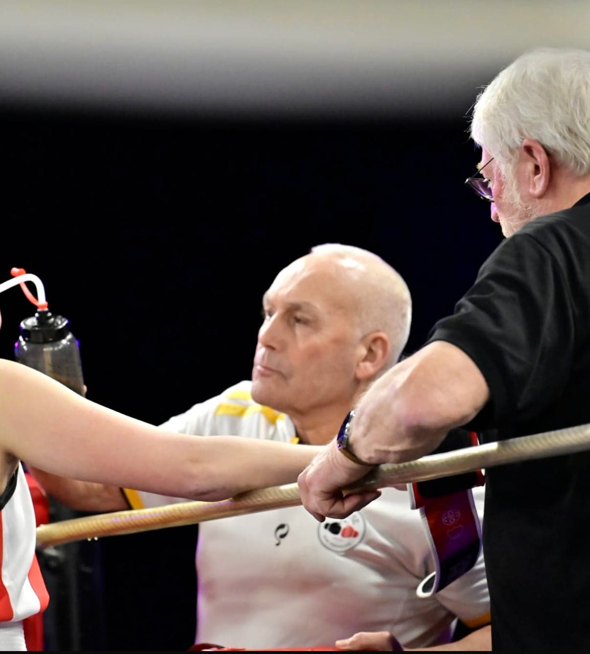 Trainer Peter Groeneveld in de hoek van de boksring tijdens een wedstrijd